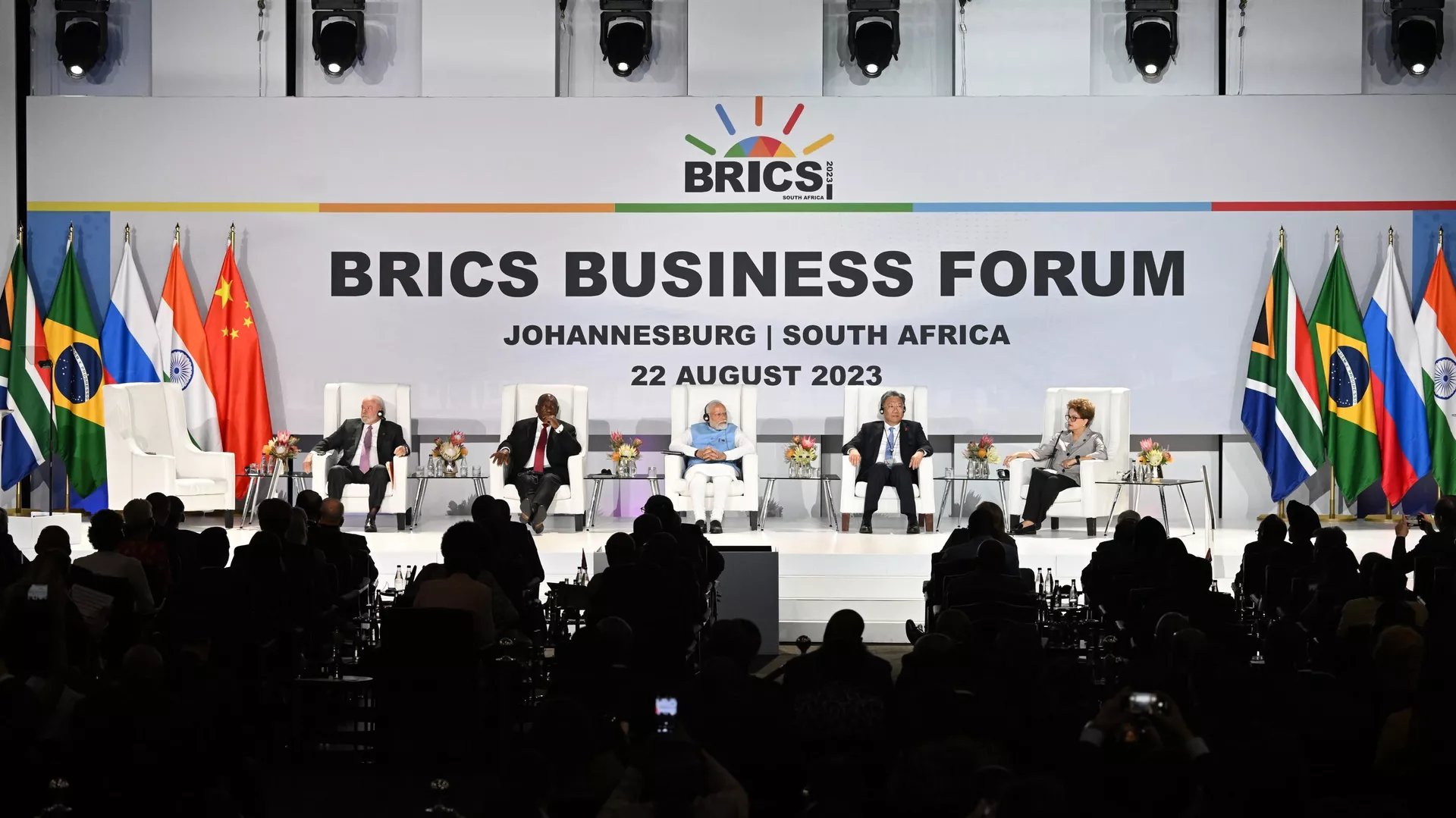 El presidente brasileño, Luiz Inacio Lula da Silva, el presidente sudafricano, Cyril Ramaphosa, el primer ministro indio, Narendra Modi, el ministro de Comercio chino, Wang Wentao, y la presidenta del Nuevo Banco de Desarrollo de los BRICS, Dilma Vana Rousseff, asisten a la 15.ª Cumbre de los BRICS en Johannesburgo, el 22 de agosto de 2023