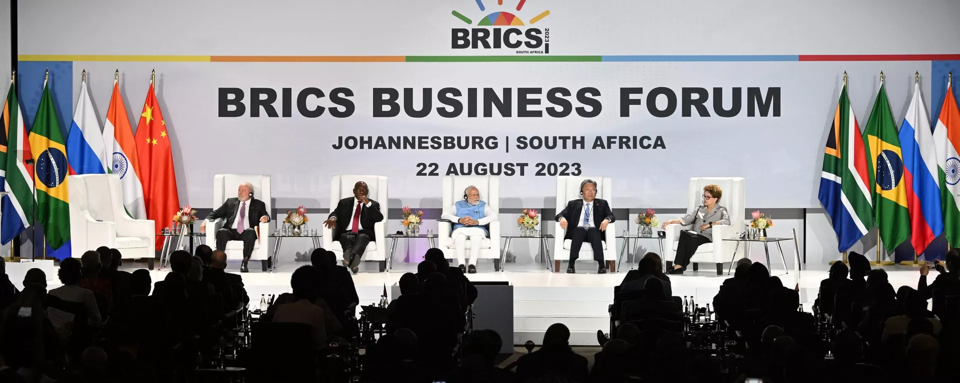 El presidente brasileño, Luiz Inacio Lula da Silva, el presidente sudafricano, Cyril Ramaphosa, el primer ministro indio, Narendra Modi, el ministro de Comercio chino, Wang Wentao, y la presidenta del Nuevo Banco de Desarrollo de los BRICS, Dilma Vana Rousseff, asisten a la 15.ª Cumbre de los BRICS en Johannesburgo, el 22 de agosto de 2023 El presidente brasileño, Luiz Inacio Lula da Silva, el presidente sudafricano, Cyril Ramaphosa, el primer ministro indio, Narendra Modi, el ministro de Comercio chino, Wang Wentao, y la presidenta del Nuevo Banco de Desarrollo de los BRICS, Dilma Vana Rousseff, asisten a la 15.ª Cumbre de los BRICS en Johannesburgo, el 22 de agosto de 2023 - Sputnik Mundo, 1920, 17.01.2024