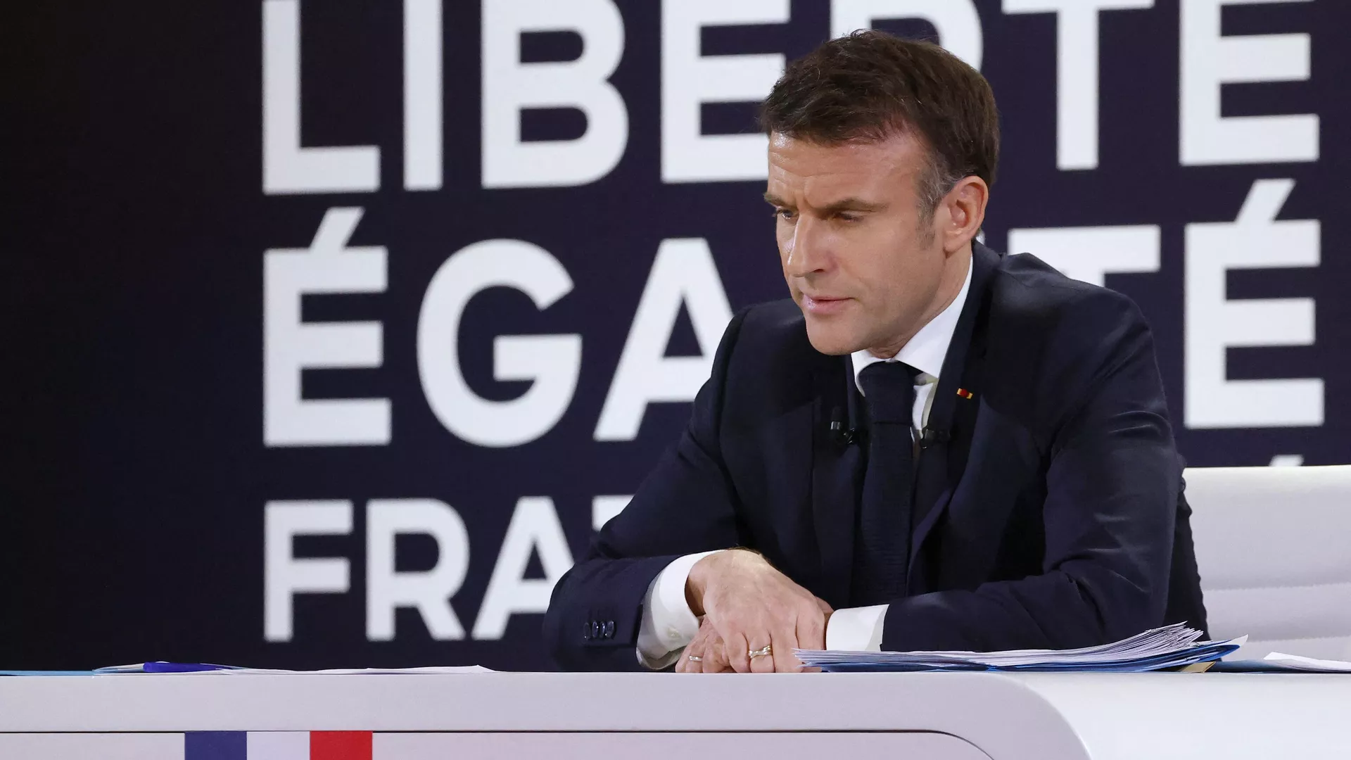 El presidente de Francia, Emmanuel Macron, reacciona durante una rueda de prensa para presentar el rumbo del recién nombrado gobierno de Francia en el Palacio del Elíseo en París el 16 de enero de 2024. El presidente de Francia, Emmanuel Macron, reacciona durante una rueda de prensa para presentar el rumbo del recién nombrado gobierno de Francia en el Palacio del Elíseo en París el 16 de enero de 2024. - Sputnik Mundo, 1920, 01.07.2024