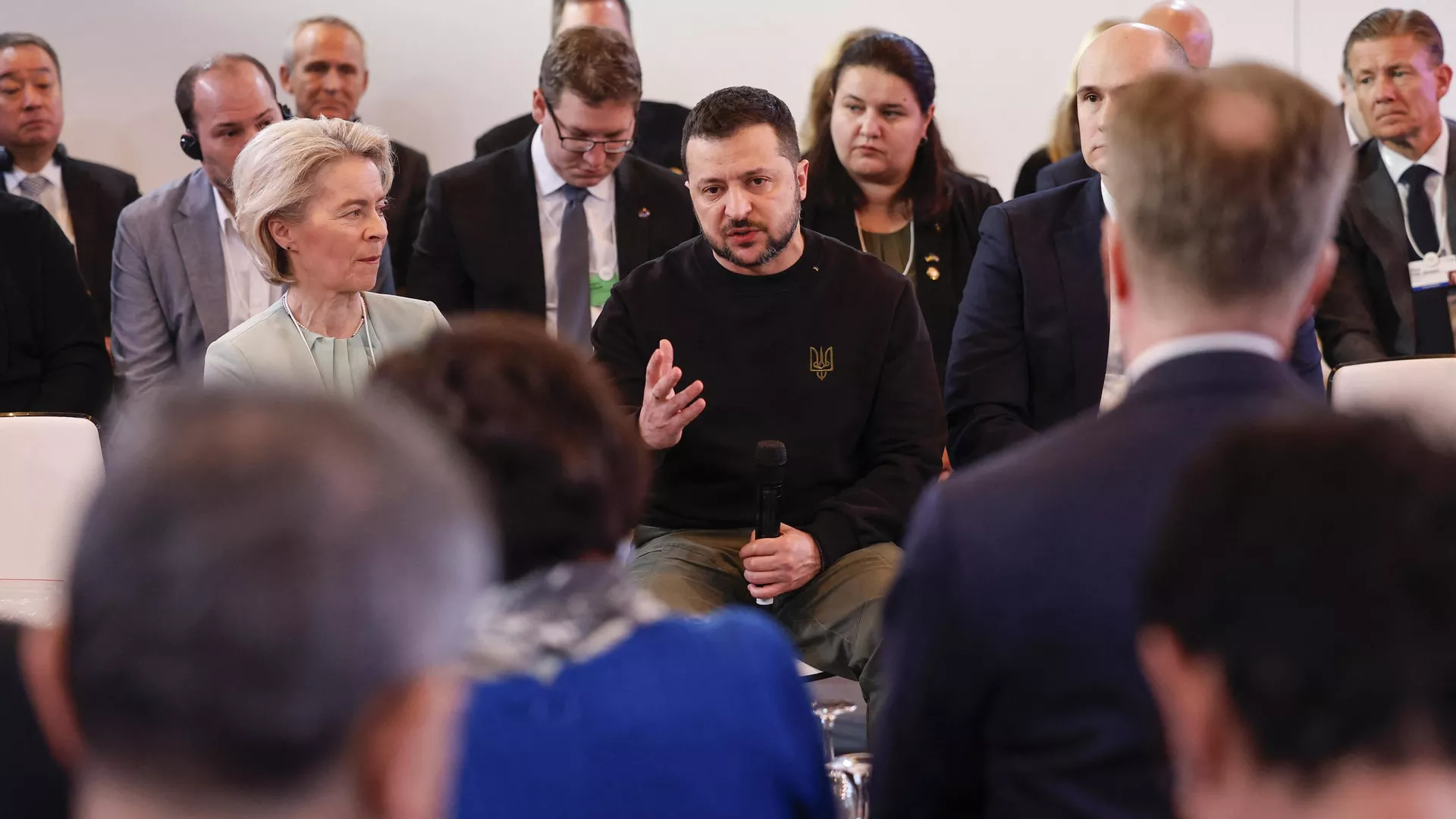 El presidente ucraniano, Volodímir Zelenski, habla mientras la presidenta de la Comisión Europea, Ursula Von der Leyen, le escucha en la sesión 'CEOs for Ukraine' durante el Foro Económico Mundial (FEM) de Davos el 16 de enero de 2024. El presidente ucraniano, Volodímir Zelenski, habla mientras la presidenta de la Comisión Europea, Ursula Von der Leyen, le escucha en la sesión 'CEOs for Ukraine' durante el Foro Económico Mundial (FEM) de Davos el 16 de enero de 2024. - Sputnik Mundo, 1920, 17.01.2024