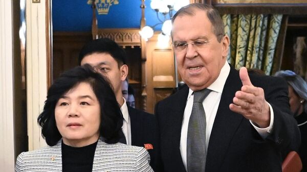 La canciller de Corea del Norte, Choe Son-hui, y su homólogo ruso, Serguéi Lavrov - Sputnik Mundo