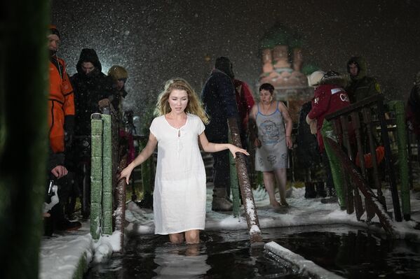 La Epifanía, junto con la Pascua, es una de las fiestas cristianas más antiguas. En la foto: baños bautismales en el estanque del Gran Palacio en Ostánkino, Moscú. - Sputnik Mundo