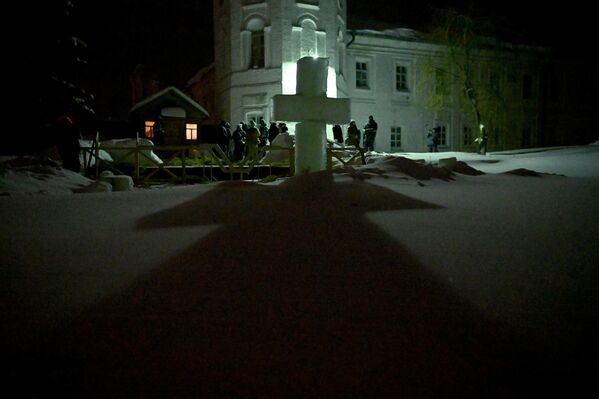 Esta fiesta se asocia con el bautismo de Jesucristo por Juan el Bautista en el río Jordán. En la imagen: baño bautismal en el monasterio de Spaso-Yákovlevski Dimítriyev, en la ciudad rusa de Rostov Veliki. - Sputnik Mundo