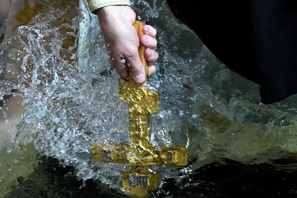La Epifanía es una de las doce fiestas más importantes del cristianismo. En la foto: un clérigo realiza el rito de consagrar el agua en la festividad de la Epifanía en la ciudad rusa de Vladivostok. - Sputnik Mundo