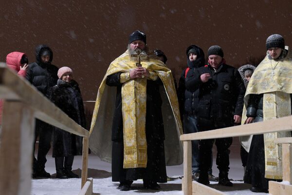 Durante el bautismo de Cristo, el Espíritu Santo descendió del cielo en forma de paloma, y una voz desde lo alto llamó al Hijo Jesús. En la foto: consagración del pozo de hielo durante la celebración de la Epifanía en los estanques Borísovskiye de Moscú. - Sputnik Mundo