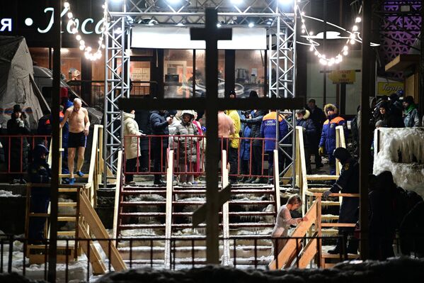 La Epifanía se celebra ampliamente en Rusia. En todo el país se organizan oficios religiosos y baños bautismales en pozos de hielo. En la foto: baño bautismal en la bahía de Amur, en Vladivostok. - Sputnik Mundo