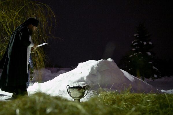 El agua bendita puede utilizarse durante todo el año. En la foto: un clérigo consagra un pozo de hielo durante las celebraciones de la Epifanía en el monasterio Spaso-Yákovlevski Dimítriyev de Rostov Veliki. - Sputnik Mundo