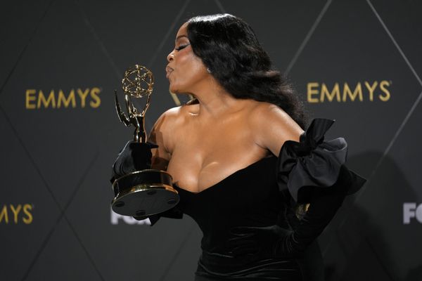 La actriz Niecy Nash-Betts, ganadora de la categoría de mejor actriz de reparto en una miniserie, por su papel en Dahmer - Monster: The Jeffrey Dahmer Story en la 75.ª edición de los Primetime Emmy Awards en Los Ángeles, EEUU. - Sputnik Mundo