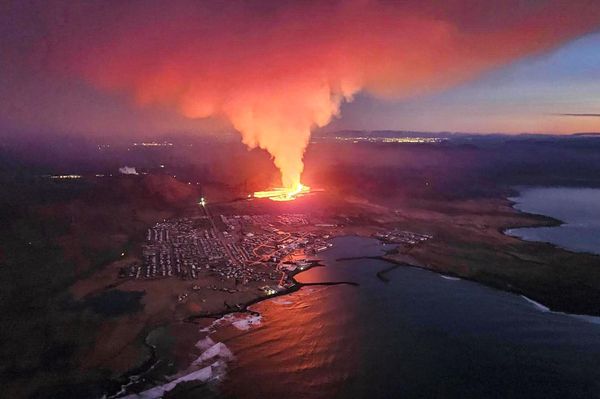 Una erupción volcánica en la península de Reykjanesskagi, cerca de Grindavik, Islandia. - Sputnik Mundo