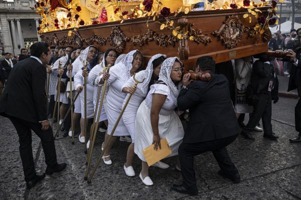Procesión religiosa en honor a la Santísima Virgen de los Pobres, frente al Palacio Nacional de la Cultura, antiguo edificio del Gobierno guatemalteco, en Ciudad de Guatemala. - Sputnik Mundo