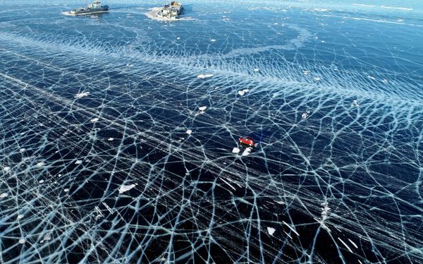 Un automóvil atraviesa un cruce de hielo de 5 kilómetros sobre el río Yenisei en la región de Krasnoyarsk, Rusia. - Sputnik Mundo