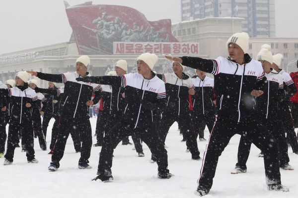 Empleados de organismos gubernamentales norcoreanos participan en una jornada deportiva en la plaza Kim Il Sung de Pionyang. - Sputnik Mundo