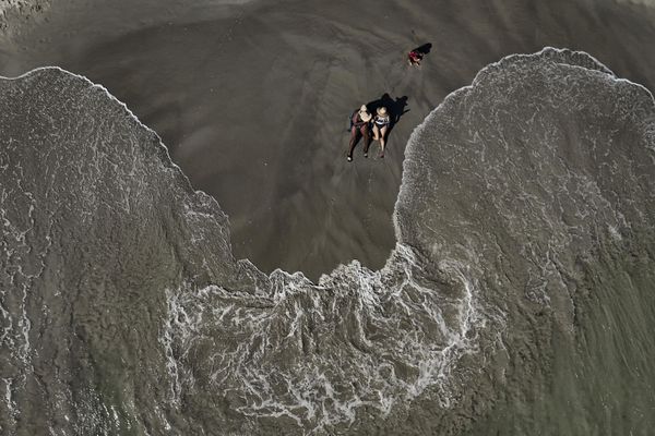 Mujeres tomando el sol en la playa del Yaque, en la isla de Margarita, Venezuela. - Sputnik Mundo