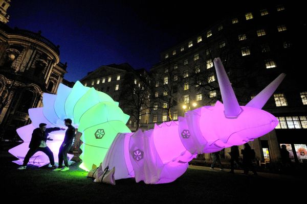 Exposición de robots inflables gigantes de la empresa Air Giants en la calle Strand en Londres, el Reino Unido. - Sputnik Mundo