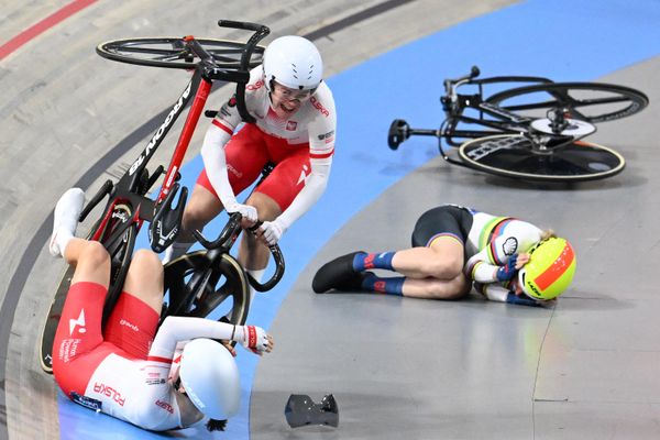 Accidente durante la carrera femenina de la Copa del Mundo de ciclismo en pista, en los Países Bajos. - Sputnik Mundo