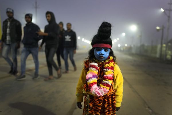 Un niño vestido de la deidad hindú Shiva pide limosna en Sangam, la confluencia de tres ríos —Ganges, Yamuna y el mítico Sarasvati— en el festival Makar Sankranti durante la tradicional feria anual Magh Mela en la ciudad de Prayagraj, estado de Uttar Pradesh, la India. - Sputnik Mundo