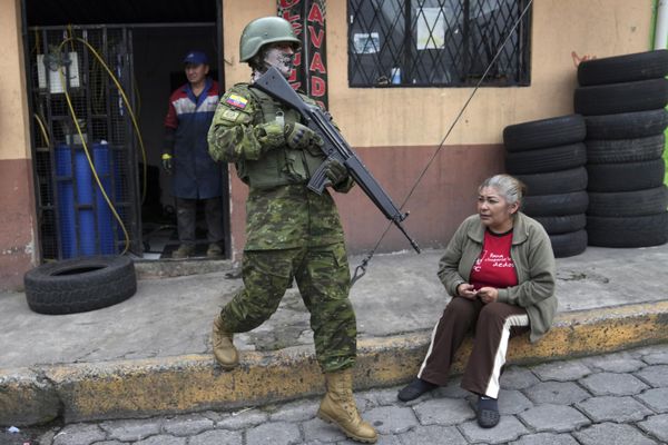 Militares patrullando un barrio residencial del sur de Quito, Ecuador, después de que el país declarara un régimen de conflicto armado interno tras la fuga de presos, entre ellos los líderes de dos importantes grupos mafiosos. - Sputnik Mundo