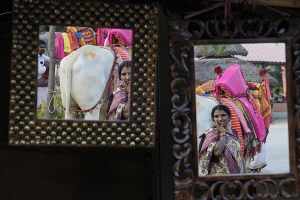 Una mujer en los espejos de una tienda de Shilparamamam Arts and Crafts Village, Hyderabad, la India. - Sputnik Mundo