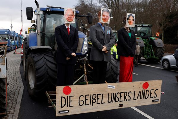 Un tractor con maniquíes con retratos del canciller alemán, Olaf Scholz, el ministro alemán de Economía y Protección del Clima, Robert Habeck, y la ministra alemana de Asuntos Exteriores, Annalena Baerbock, y un cartel "el azote de nuestro país" durante una protesta de productores agrícolas y camioneros en Berlín, Alemania. - Sputnik Mundo