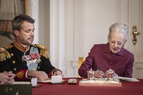 La reina Margarita II de Dinamarca (derecha) y su hijo, el rey Federico X de Dinamarca, en el acto de firma de la declaración de abdicación durante un Consejo de Estado celebrado en el castillo de Christiansborg en Copenhague, sede del Parlamento danés. - Sputnik Mundo