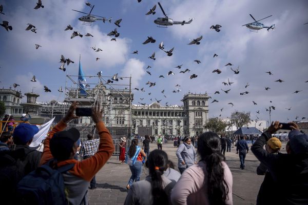 Un grupo de personas contempla el vuelo de helicópteros sobre la Plaza de la Constitución antes de la ceremonia de investidura del presidente electo de Guatemala, Bernardo Arévalo, en el Palacio Nacional de Ciudad de Guatemala. - Sputnik Mundo