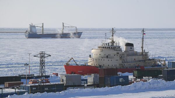 Barcos en el puerto de Dudinka, Rusia - Sputnik Mundo