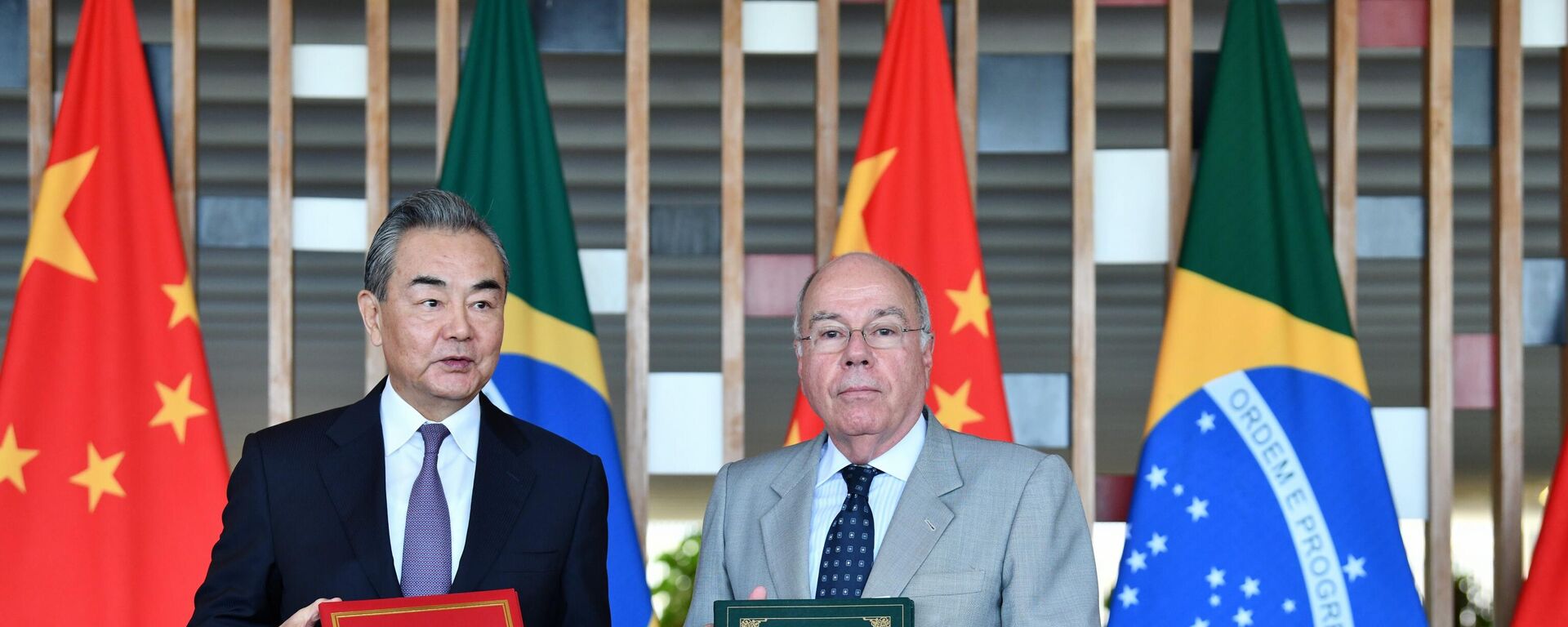 El canciller chino, Wang Yi, y su homólogo brasileño, Mauro Vieira - Sputnik Mundo, 1920, 07.11.2024