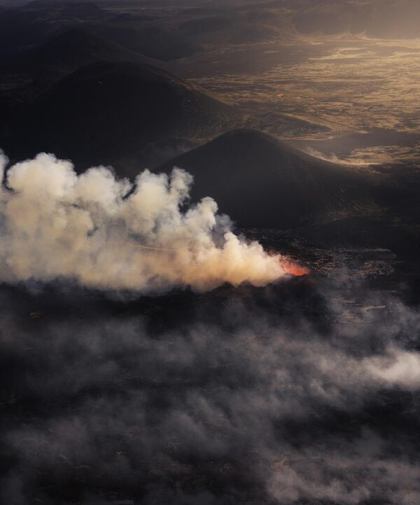 El ganador de la categoría Jóvenes de 14 años y menores(Young 14 Years and Under) fue Zayan Durrani, estadounidense de 14 años, con su foto de la erupción del volcán Litli-Hrútur en Islandia. - Sputnik Mundo