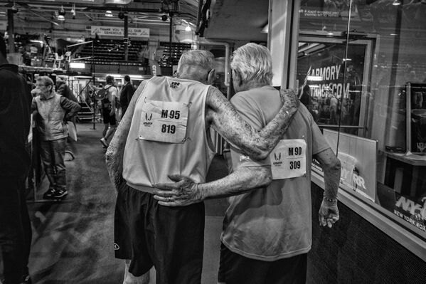 La categoría Historias Visuales (Visual Stories Portfolio) la ganó Alain Schroeder, de Bélgica, mostrando a Richard Soller (izquierda), de 95 años, y a Vance Genzlinger, de 92, participantes en los USATF Masters Indoor Championships de 2022 en el distrito estadounidense de Manhattan, Nueva York. - Sputnik Mundo