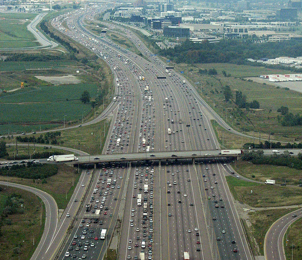 Ontario Highway 401, en la provincia canadiense de Ontario, también conocida como Macdonald-Cartier Freeway, o coloquialmente conocida como four-oh-one, es la autopista más ancha del mundo. Se extiende entre Windsor y la ciudad de Quebec y consta de 22 carriles: 18 principales y 4 de acceso. Es también la autopista más transitada de Norteamérica. Ontario Highway 401, en la provincia canadiense de Ontario, también conocida como Macdonald-Cartier Freeway, o coloquialmente conocida como four-oh-one, es la autopista más ancha del mundo. Se extiende entre Windsor y la ciudad de Quebec y consta de 22 carriles: 18 principales y 4 de acceso. Es también la autopista más transitada de Norteamérica. - Sputnik Mundo