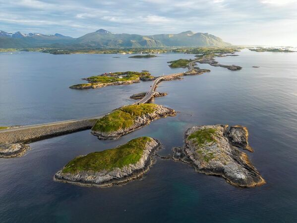 La autopista Atlantic Ocean Road pasa entre islotes noruegos en el Atlántico con pueblos en ellos. Cuando hay tormenta, las olas se adueñan de esta pintoresca carretera, y con buen tiempo se pueden admirar ballenas directamente desde el automóvil.La parte más impresionante de la ruta es el puente "borracho", que se asemeja a un tramo de una montaña rusa. En 2005, esta inusual carretera fue reconocida como la "Construcción del Siglo" de Noruega. La autopista Atlantic Ocean Road pasa entre islotes noruegos en el Atlántico con pueblos en ellos. Cuando hay tormenta, las olas se adueñan de esta pintoresca carretera, y con buen tiempo se pueden admirar ballenas directamente desde el automóvil.La parte más impresionante de la ruta es el puente "borracho", que se asemeja a un tramo de una montaña rusa. En 2005, esta inusual carretera fue reconocida como la "Construcción del Siglo" de Noruega. - Sputnik Mundo