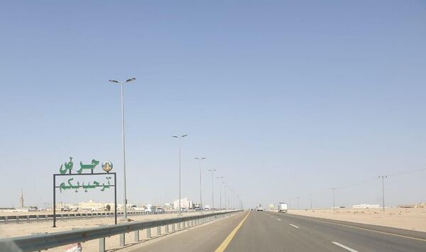 La Highway 10 de Arabia Saudita es la carretera recta más larga del mundo, con 256 kilómetros sin una sola curva. Empieza cerca del pueblo de Haradh y atraviesa el desierto hasta la frontera estatal. La Highway 10 de Arabia Saudita es la carretera recta más larga del mundo, con 256 kilómetros sin una sola curva. Empieza cerca del pueblo de Haradh y atraviesa el desierto hasta la frontera estatal. - Sputnik Mundo