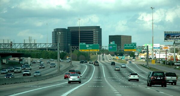 La autopista Katy Freeway, parte de la interestatal 10 entre las ciudades de Houston y Katy, en el estado de Texas, rivaliza con la Ontario Highway 401 en anchura y saturación. La autopista Katy Freeway I-10 solo tiene 37 kilómetros de longitud, con una anchura media de 10 carriles, que aumenta hasta 26 vías en algunos tramos. Por la carretera Katy Freeway circulan más de 200.000 vehículos al día. La autopista Katy Freeway, parte de la interestatal 10 entre las ciudades de Houston y Katy, en el estado de Texas, rivaliza con la Ontario Highway 401 en anchura y saturación. La autopista Katy Freeway I-10 solo tiene 37 kilómetros de longitud, con una anchura media de 10 carriles, que aumenta hasta 26 vías en algunos tramos. Por la carretera Katy Freeway circulan más de 200.000 vehículos al día. - Sputnik Mundo