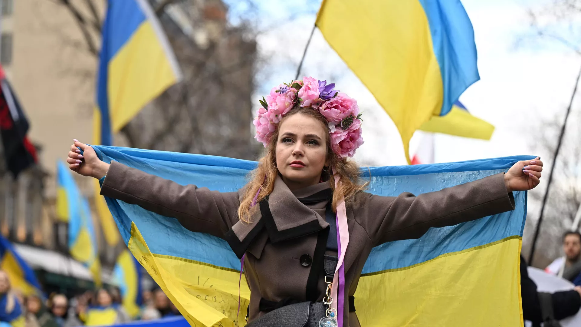 Una manifestante sostiene una bandera ucraniana, el 25 de febrero de 2023 