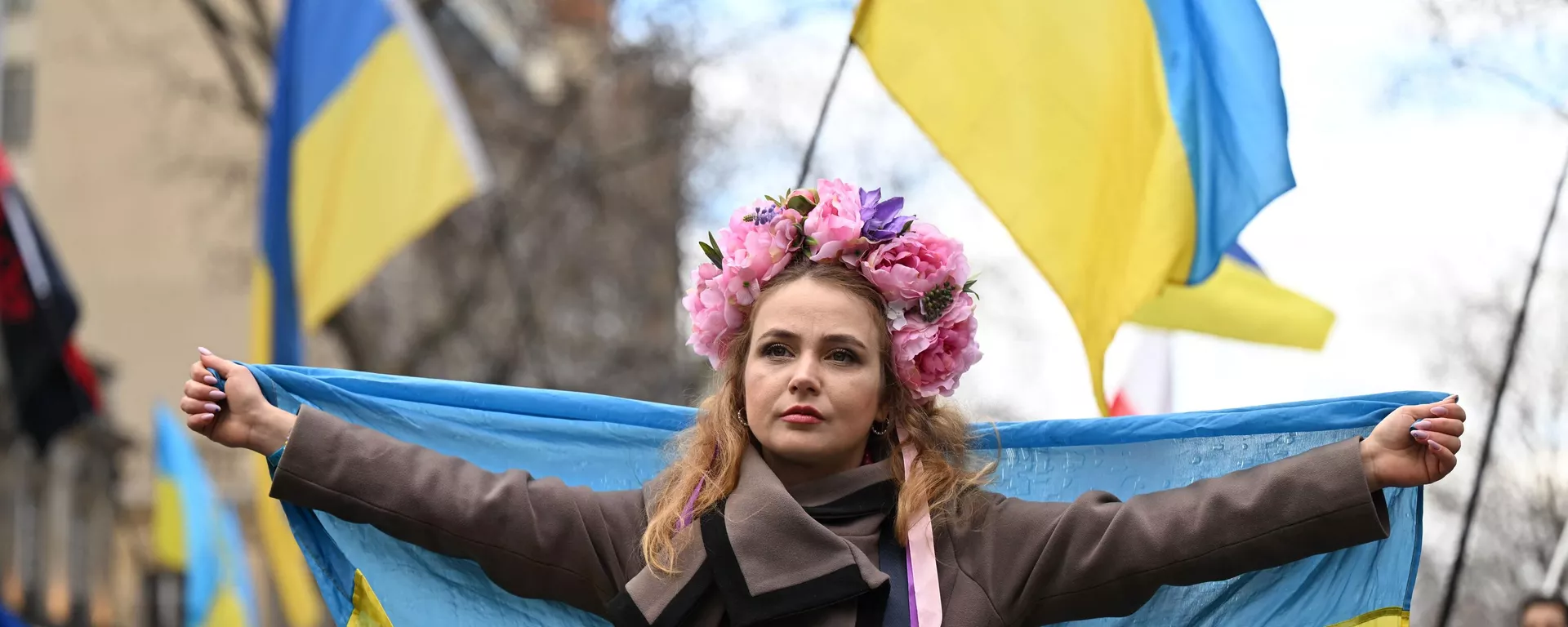 Una manifestante sostiene una bandera ucraniana, el 25 de febrero de 2023 Una manifestante sostiene una bandera ucraniana, el 25 de febrero de 2023 - Sputnik Mundo, 1920, 23.01.2024
