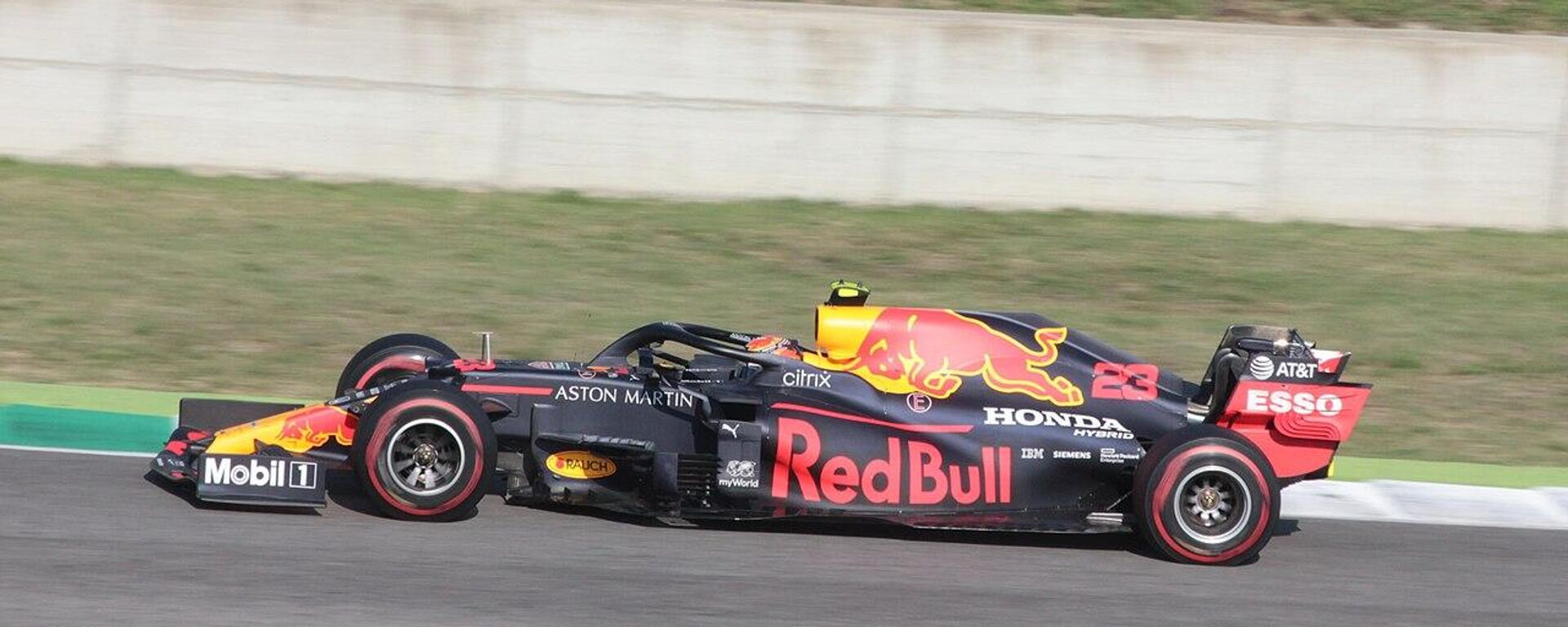 Alexander Albon affronta la seconda Arrabbiata alla guida della sua Red Bull RB16 durante il Gran Premio di Toscana 2020  - Sputnik Mundo, 1920, 23.01.2024