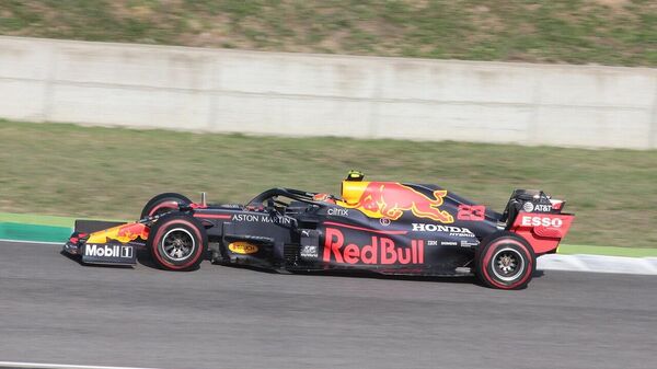 Alexander Albon affronta la seconda Arrabbiata alla guida della sua Red Bull RB16 durante il Gran Premio di Toscana 2020  - Sputnik Mundo