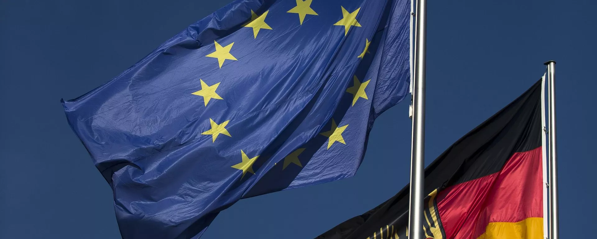 La bandera de UE y la alemana ondean al viento frente a la cancillería el viernes 12 de octubre de 2012 en Berlín. La bandera de UE y la alemana ondean al viento frente a la cancillería el viernes 12 de octubre de 2012 en Berlín. - Sputnik Mundo, 1920, 27.01.2024