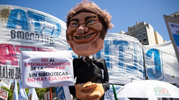 Un muñeco del presidente argentino Javier Milei es visto durante una manifestación durante un paro nacional contra el gobierno de Javier Milei en el centro de Buenos Aires, el 24 de enero de 2024 - Sputnik Mundo