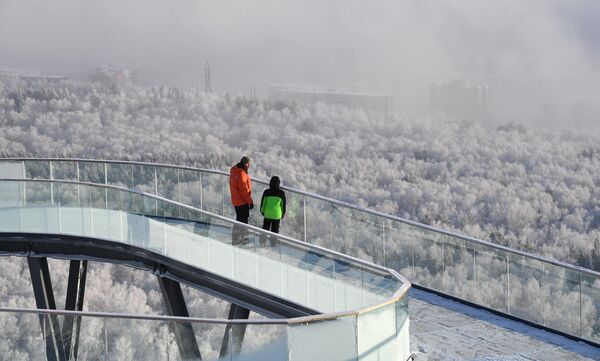 Vistas de un bosque cubierno de nieve desde la plataforma de observación en las afueras de Krasnoyarsk. - Sputnik Mundo