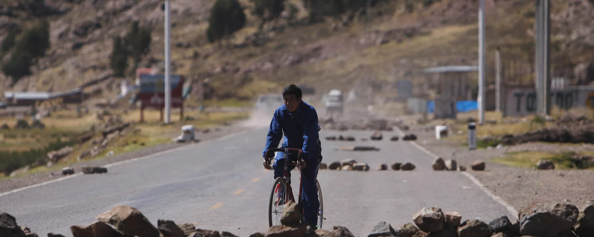 Un hombre conduce su bicicleta a través de un bloqueo de carreteras  - Sputnik Mundo, 1920, 25.01.2024