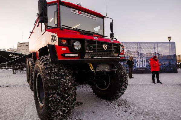 La primera expedición continental Rusia 360, realizada por orden del presidente ruso, Vladímir Putin, partió el jueves 25 de enero de Múrmansk.En la foto: el vehículo todoterreno para la nieve y pantano Burlak antes del inicio de la expedición Rusia 360 en la Estación Marítima de Múrmansk. - Sputnik Mundo