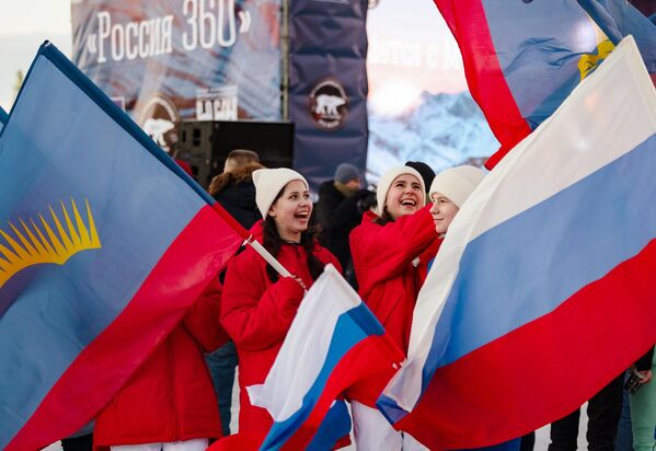 En cada etapa los viajeros cambiarán el tipo de vehículo.En la foto: los voluntarios antes del inicio de la expedición Rusia 360 en la Estación Marítima de Múrmansk. - Sputnik Mundo