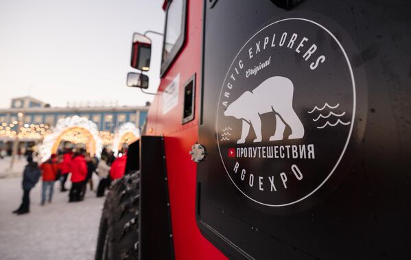 Está previsto que la expedición termine en Múrmansk dentro de un año, si las condiciones meteorológicas, la avería del transporte y otros riesgos no interfieren.En la foto: el emblema de la expedición sobre el vehículo todoterreno Burlak. - Sputnik Mundo