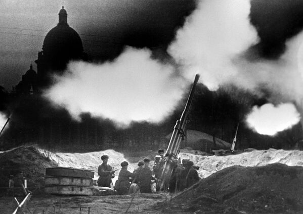 Los planes de Hitler no dejaban ningún futuro a Leningrado: la ciudad iba a ser arrasada, esto fue declarado explícitamente por los dirigentes de Alemania y su país aliado en la guerra, Finlandia.En la foto: cañones antiaéreos cerca de la catedral de San Isaac en Leningrado. - Sputnik Mundo