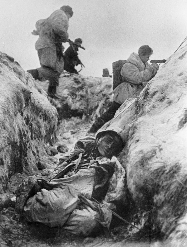 Habiendo fracasado en la toma de la ciudad soviética, el enemigo decidió planear una muerte por inanición: los habitantes de la ciudad debían morir de hambre y frío.En la foto: soldados de la 168 División de Fusiles durante la batalla en Nevski Piatachok (Parche Nevski) (referencia a una cabeza de puente en la orilla izquierda del río Neva, frente a Nevskaia Dubrovka, en poder de las tropas soviéticas del Frente de Leningrado). - Sputnik Mundo