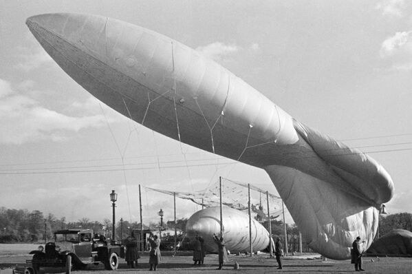 Los bombardeos de artillería en la asediada ciudad eran diarios: a veces los nazis la atacaban varias veces al día. Las personas se escondían de los bombardeos en los sótanos de los edificios.En la foto: la defensa de Leningrado con aerostatos. - Sputnik Mundo