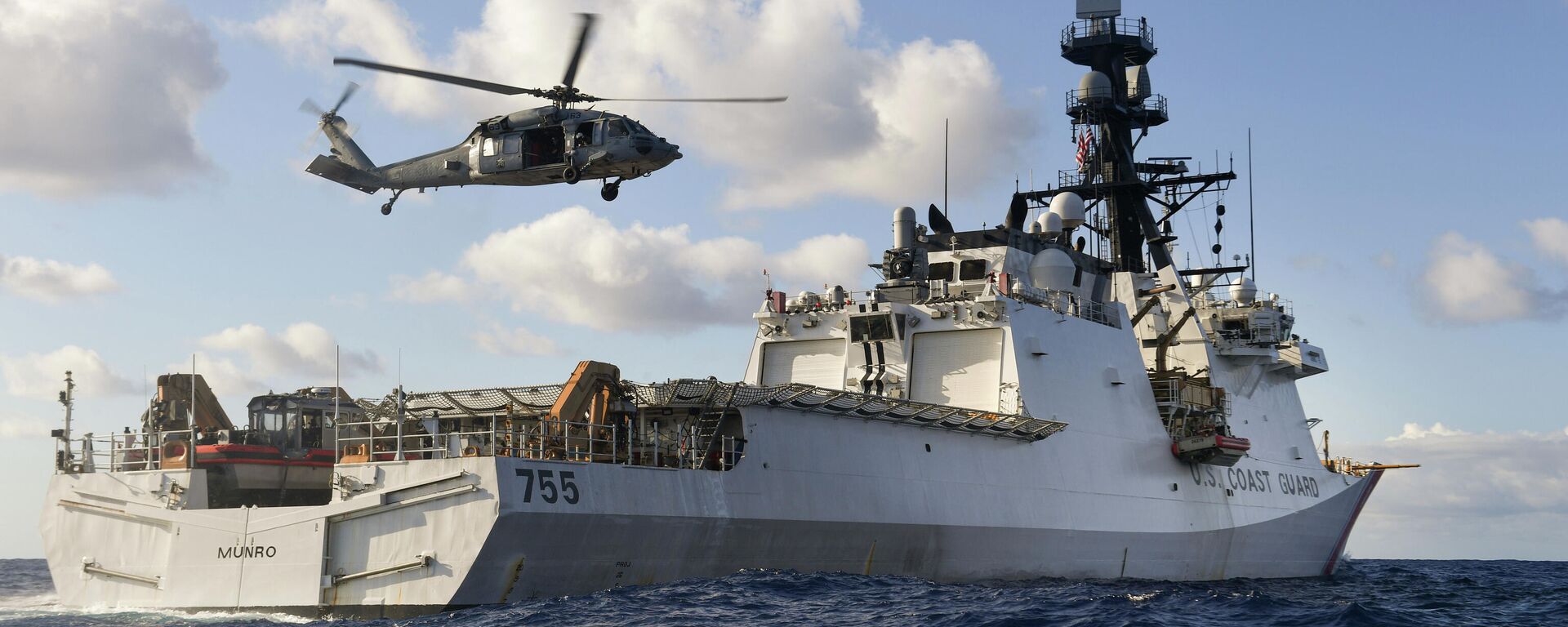 Un helicóptero MH-60S Sea Hawk realiza ejercicios cerca del buque clase Legend USCGC Munro en el Océano Pacífico - Sputnik Mundo, 1920, 28.01.2024