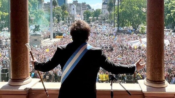 Javier Milei desde la Casa Rosada durante su toma de posesión presidencial, el 10 de diciembre de 2023 - Sputnik Mundo