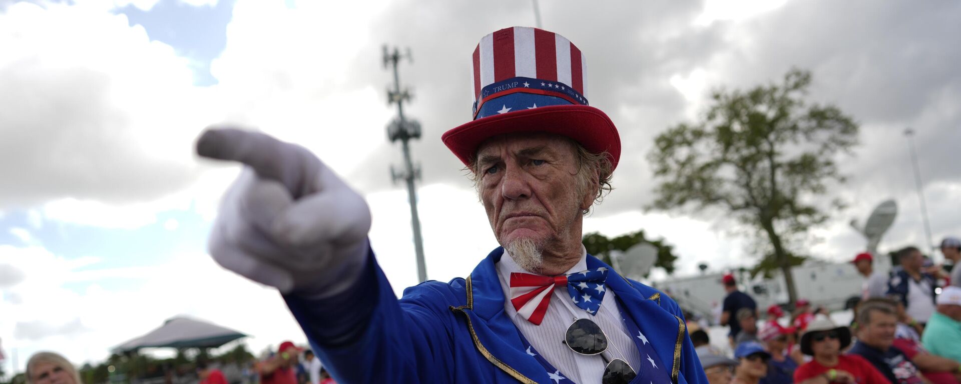 Un hombre se disfraza de Tío Sam en una manifestación en Miami-Dade, 6 de noviembre de 2022 - Sputnik Mundo, 1920, 30.01.2024